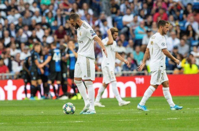 Los jugadores del Madrid se lamentan mientras los del Brujas celebran un gol en el Bernabéu.-EFE