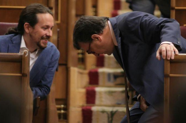 Pablo Iglesias de Podemos conversando con Aitor Esteban del PNV.-JOSE LUIS ROCA