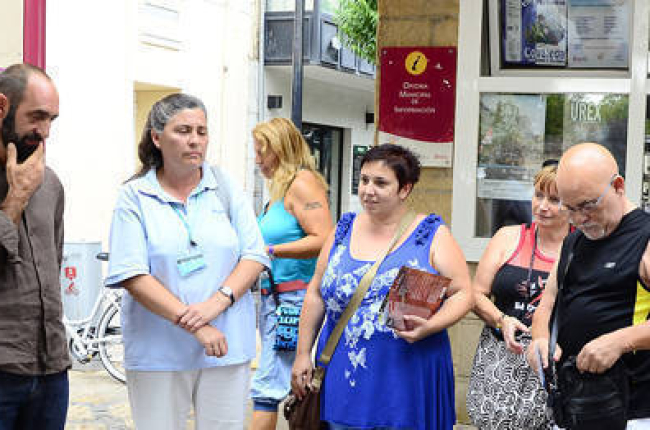 Un grupo de visitantes junto a la oficina de turismo de la capital. / ÁLVARO MARTÍNEZ-