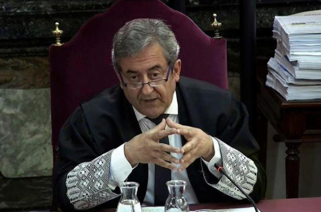 El fiscal Javier Zaragoza lee su informe final en el juicio del procés.-EL PERIÓDICO