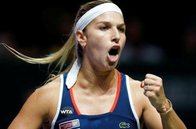Dominika Cibulkova celebra uno de sus puntos ganados en la final del Masters.-REUTERS / EDGAR SU