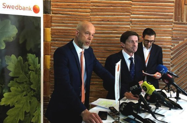 Lars Idermark (centro), expresidente de Swedbank, en una rueda de prensa en marzo-REUTERS / JOHAN AHLANDER