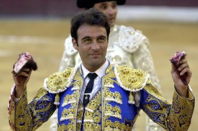 Enrique Ponce da la vuelta al ruedo, en la plaza de toros de Murcia.-J.F.MORENO (EFE)