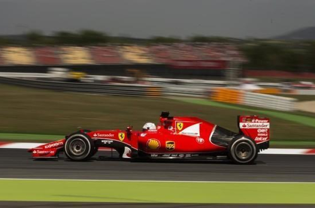 El piloto de Ferrari de Alemania Sebastian Vettel , conduce su coche durante la segunda sesión de entrenosen el Gran Premio de España de Fórmula Uno en el circuito de Barcelona Catalunya en Montmeló viernes , 8 de mayo de 2015.-AP / ANDRES KUDACKI