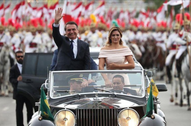 Bolsonaro y su esposa se dirigen al Parlamento de Brasil.-REUTERS / RICARDO MORAES