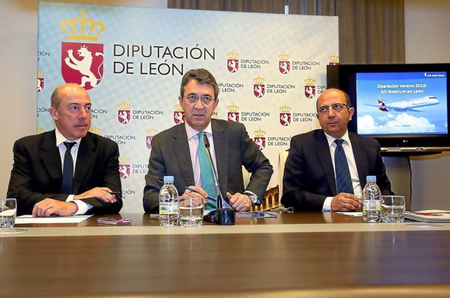 El director comercial de Air Nostrum, Juan Corral; el presidente de la Diputación, Juan Martínez Majo;y el vicepresidente, Francisco Castañón.-ICAL