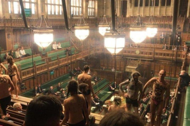 El grupo de activistas de Extinction Rebellion que se desnudo en la Cámara de los Comunes en pleno debate sobre el brexit.-TWITTER