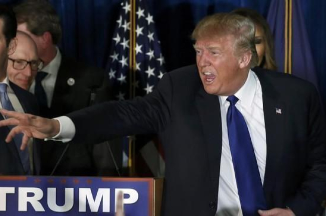 Trump reacciona tras los resultados en las primarias de Nuevo Hampshire, el 9 de febrero.-REUTERS / JIM BOURG