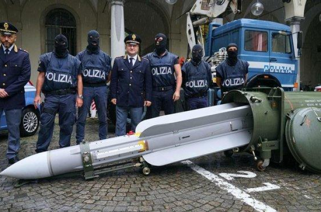 Agentes de la policía italiana muestran el misil incautado en la operación contra un grupo ultraderechista.-AP