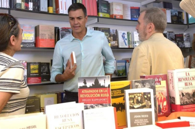 Pedro Sánchez, este jueves en la Feria del Libro de Madrid.-DAVID CASTRO
