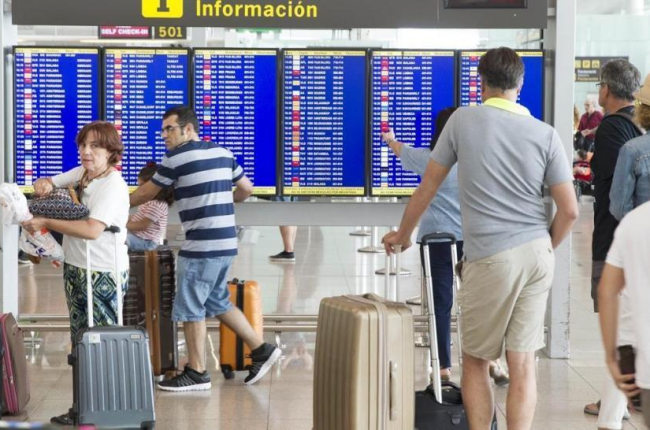 Pasajeros esperando en el aeropuerto de El Prat.-/ CARLOS MONTAÑÉS