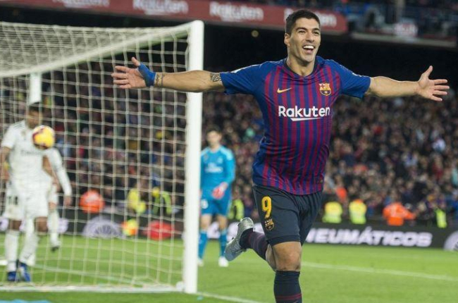 Luis Suárez celebra su tercer gol al Madrid.-EL PERIÓDICO