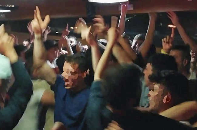 Jóvenes bailando y cantando en el interior de un bar en las ‘no fiestas’ de San Juan. HDS