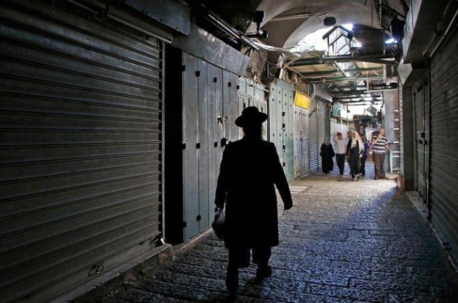 Comercios cerrados en la Ciudad Vieja en Jerusalén durante la huelga general de este martes, que conmemora el 70 aniversario de la Nakba.-HAZEM BADER (AFP)
