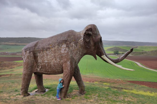 Una recreación de un elefante prehistórico acompaña al yacimiento paleontológico de Ambrona en Soria. ANTONIO CARRILLO