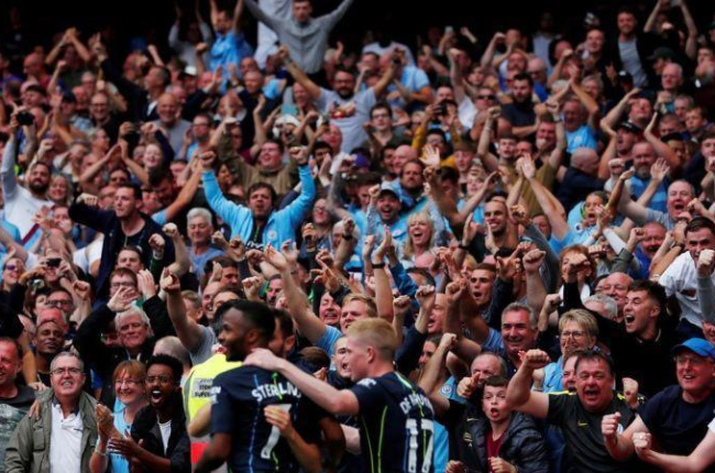 Bernardo Silva, del Manchester City, celebra un gol con los aficionados en un partido de la Premier League.-EDDIE KEOGH