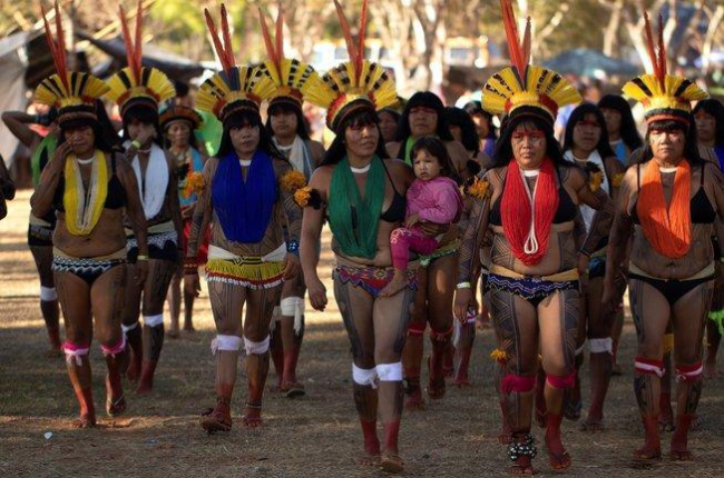 Mujeres indígenas participan en una jornada de protestas en Brasilia.-EFE