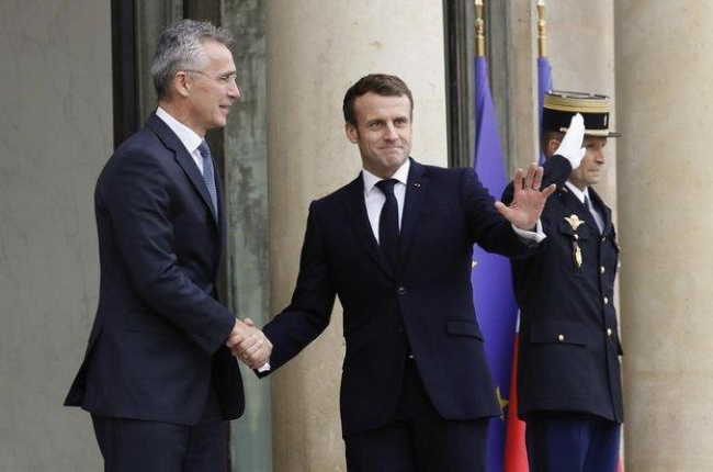 Macron recibe a Stoltenberg en el Palacio del Elíseo en París.-HENRI SZWARC