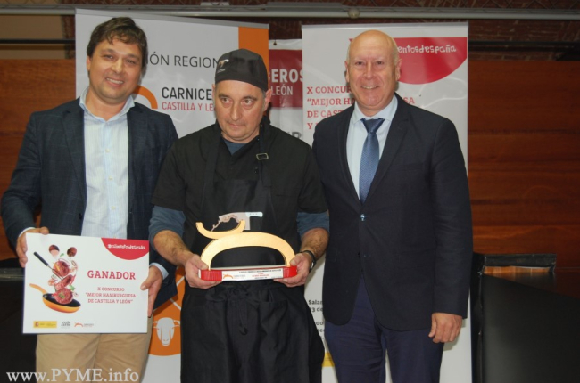 José Manuel Riosalido posa con el galardón a la Mejor Hamburguesa de Castilla y León. PYME.INFO