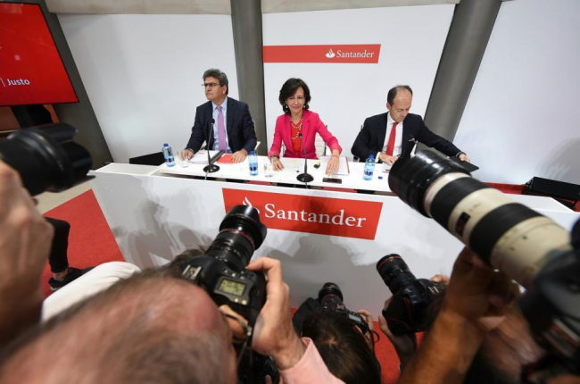 La presidenta del Banco Santander, Ana Patricia Botín, durante la presentación de la compra del Banco Popular.-FERNANDO VILLAR