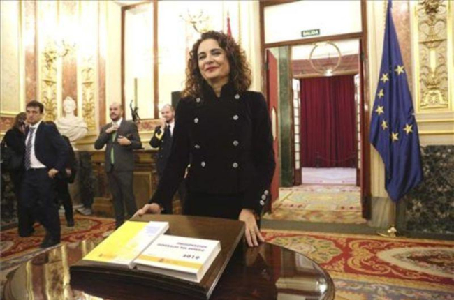 María Jesús Montero entrega el proyecto de los Presupuestos Generales del Estado del 2019.-DAVID CASTRO