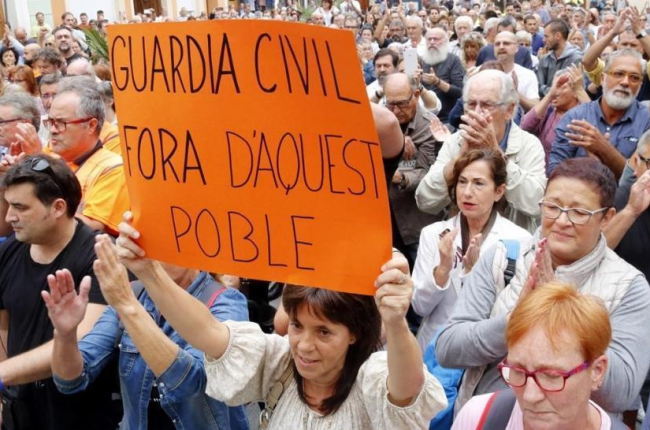 Manifestación en Calella en contra de la Guardia Civil, que pernorta en los hoteles del municipio.-ACN