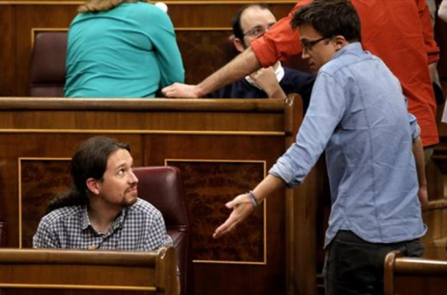 Pablo Iglesias e Íñigo Errejón discuten en el hemiciclo del Congreso, el pasado 4 de abril.-JOSÉ LUIS ROCA