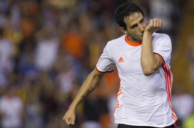 Dani Parejo celebra el segundo gol del Valencia contra el Alavés.-EFE / MIGUEL ÁNGEL POLO