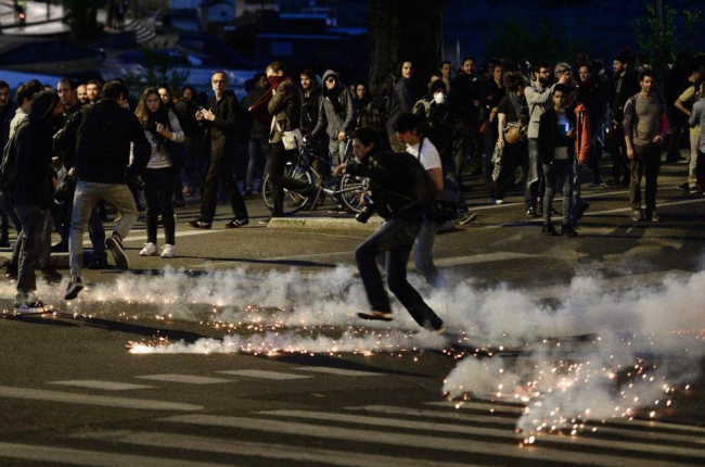 Disturbios en Francia en protesta por la decisión del Gobierno de aprobar la reforma laboral mediante un decreto.-AFP / JEAN-SEBASTIEN EVRARD