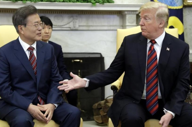 Donald Trump junto al presidente surcoreano, Moo Jae-in, en la Casa Blanca.-EVAN VUCCI / AP