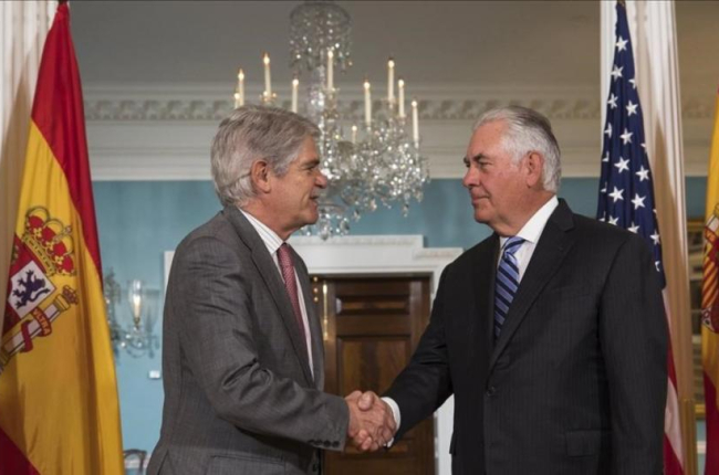 El secretario de Estado estadounidense Rex Tillerson estrecha la mano del ministro español de Exteriores, Alfonso Dastis, durante su reunión en Washington.-EFE / JIM LO SCALZ