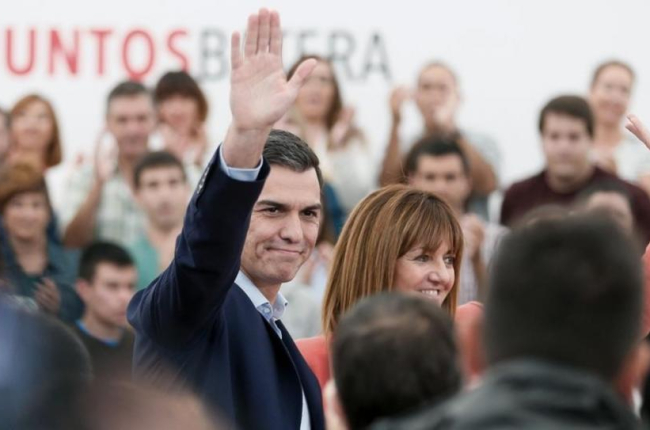 Pedro Sánchez y la candidata del PSOE a lendakari, Idoia Mendia, este sábado en San Sebastián.-EFE / JUAN HERRERO