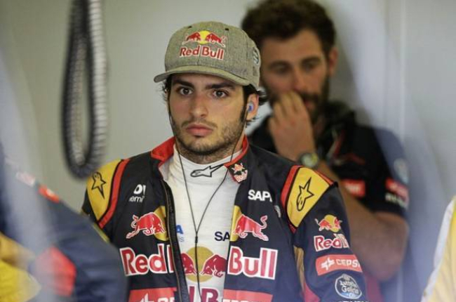 Carlos Sainz, en el box de Toro Rosso en Melbourne, este sábado.-Foto: REUTERS / MARK DADSWELL