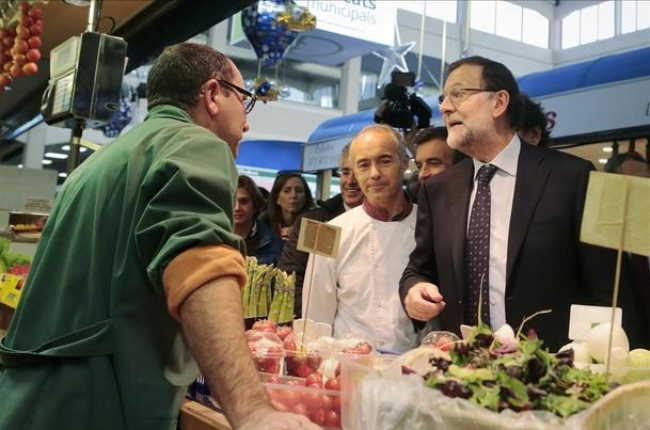 El presidente y candidato a la reelección, Mariano Rajoy, durante su visita a un mercado en Palma de Mallorca.-ENRIQUE CALVO / REUTERS