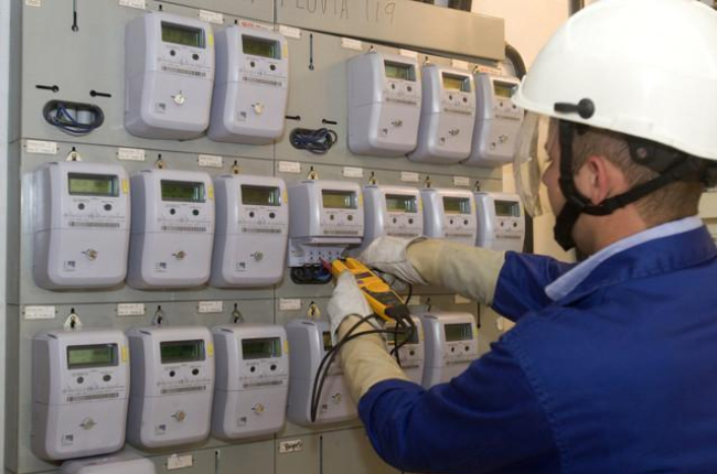 Un técnico revisa los contadores de electricidad hace unos días en Barcelona.-/ PERIODICO