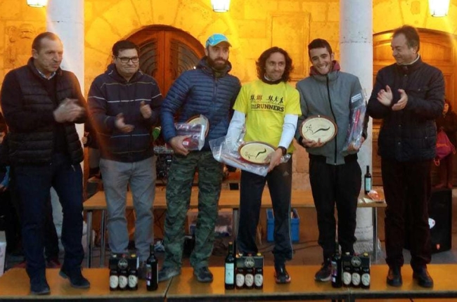 Luis Ángel Tejedor, Luiyi, de amarillo en el centro de la imagen, recoge el premio como vencedor.-HDS