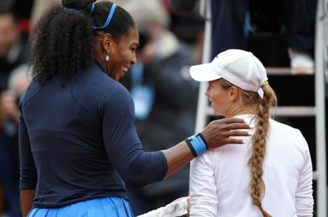 Serena Williams saluda a la kazaja Yulia Putintseva tras su partido de este jueves.-AFP / MARTIN BUREAU