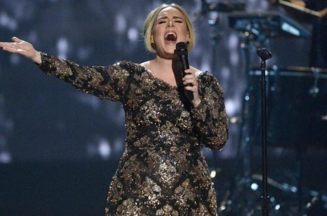 Adele, en una actuación en Nueva York en diciembre del 2015.-AP