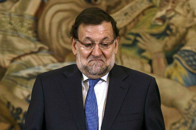 Las muecas de Rajoy al ser preguntado por los cambios en el Ejecutivo.-Foto: REUTERS