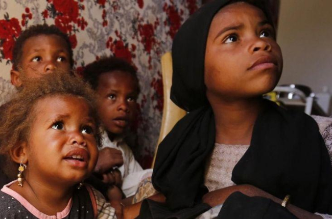 Niños yemenís aguardan para recibir atención médica en el campo de desplazados de Amrán.-YAHYA ARHAB (EFE)