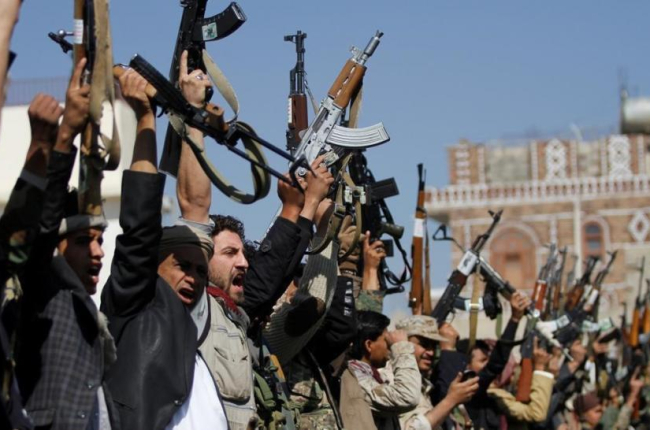 Combatientes de una tribu leal al movimiento huti exhiben sus armas, este jueves 21 de diciembre.-REUTERS / MOHAMED AL-SAYAGHI