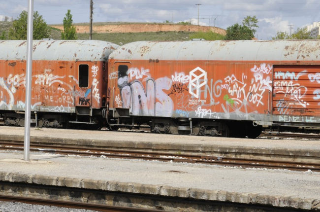 Vagones con pintadas en estación de Soria en una imagen de archivo. HDS