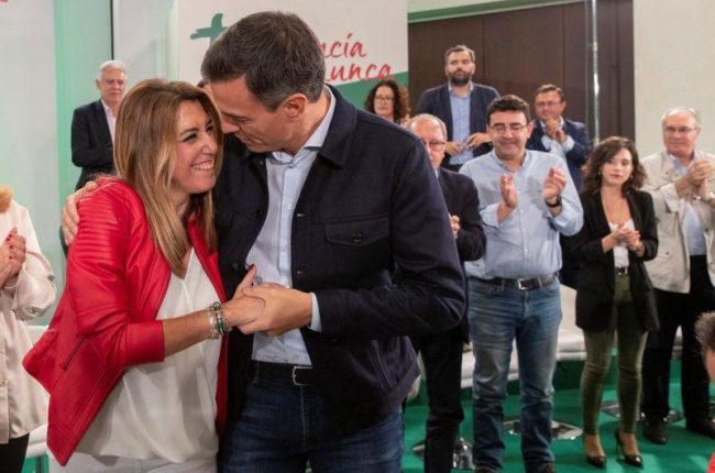 Sánchez, con Díaz, en el acto de proclamación como candidata a las elecciones andaluzas.-EFE
