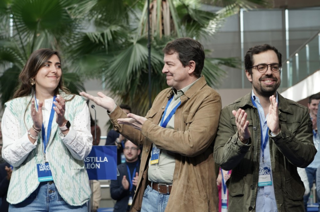 Andrea Ballesteros, Alfonso Fernández Mañueco y Eduardo Carazo tras la votación. ICAL