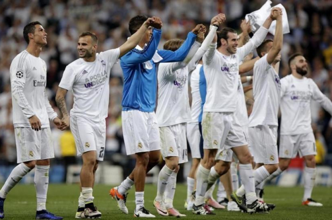 Los jugadores del Madrid celebran la clasificación para la final de la Liga de Campeones en el estadio Santiago Bernabéu.-JOSE LUIS ROCA