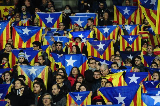Cientos de 'estelades' en el estadio Lluís Companys de Barcelona, el pasado 30 de diciembre.-Manu Fernandez / AP