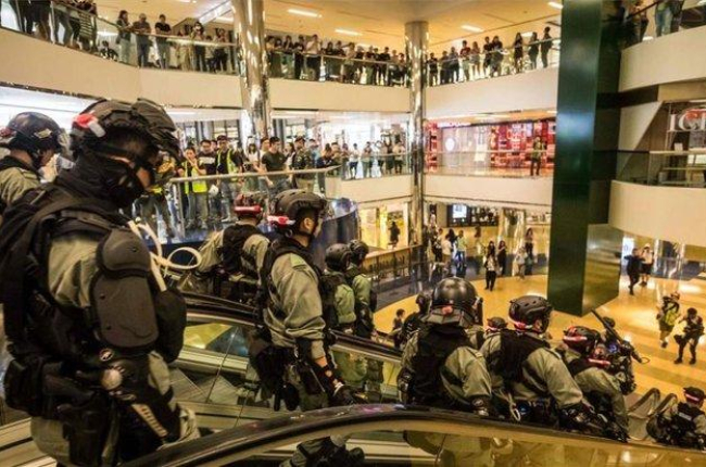 La policía de Hong Kong durante un operativo en un centro comercial.-AFP