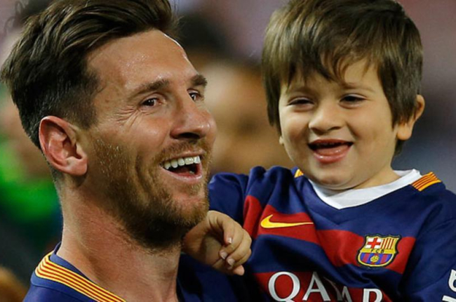 Messi, con su hijo Thiago, en la celebración de un título del Barça.-AP / FRANCISCO SECO
