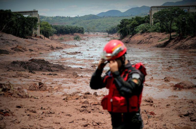 Bomberos en labores de busqueda y rescate por la rotura de represa en Brumadinho, Minas Gerais Brasil.-EFE