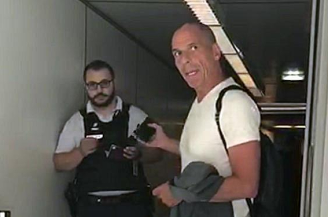 Yanis Varoufakis en el aeropuerto Charles de Gaulle de Paris.-EL PERIÓDICO